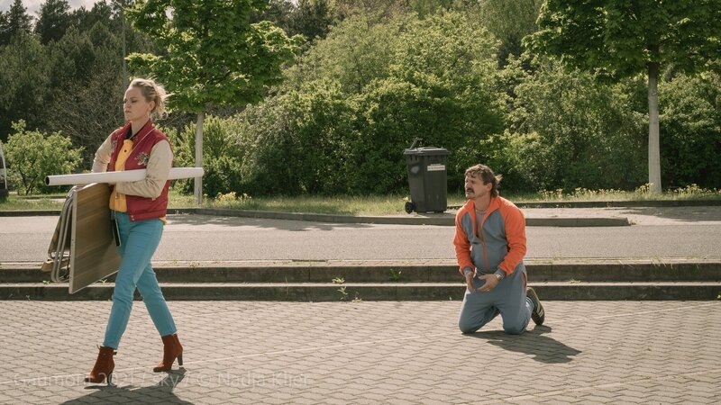 Florian Lukas als Eddie Frotzke (r.) – Bild: NADJA KLIER /​ Gaumont GmbH /​ Sky Deutschland AG