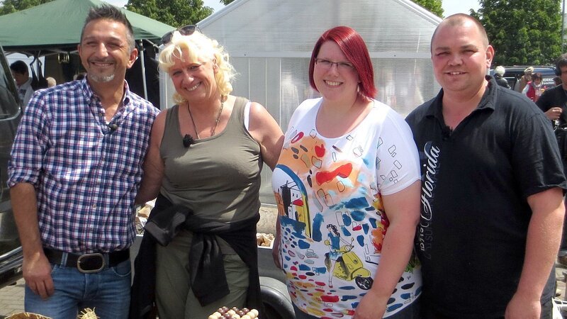 Trödelprofi Mauro Corradino (li.) mit Petra, Constanze und Marcel auf dem Flohmarkt – Bild: RTL II – Recht zum Abdruck/​Darstellung zeitlich/​sachlich beschränkt auf die Bewerbung der Sendung