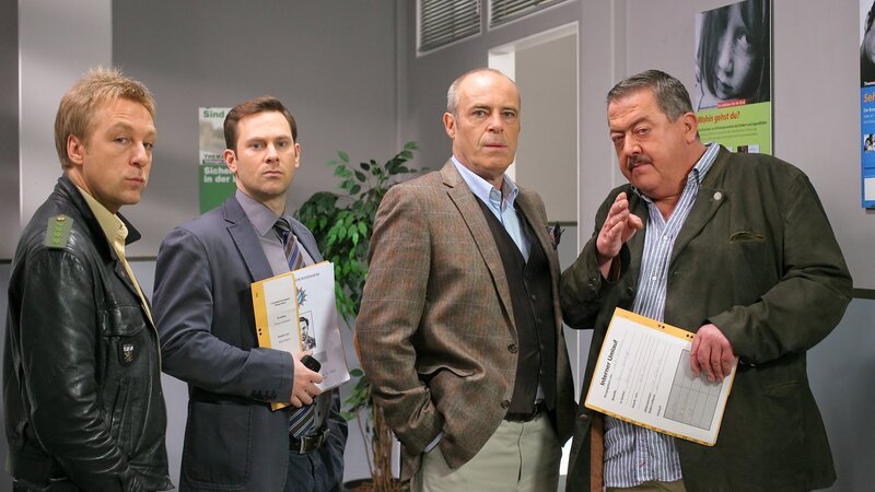 Was hat der renommierte Musikhändler Traunstein (Peter Kremer, 2.v.r.) gegenüber den Ermittlern (Max Müller, l.; Mark-Alexander Solf, 2.v.l.; Joseph Hannesschläger, r.) zu verbergen? – Bild: ZDF und Christian A Rieger