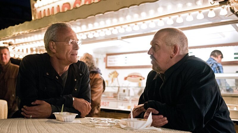 Feierabend: Max Ballauf und Freddy Schenk an der Wurstbraterei. – Bild: WDR/​Martin Valentin Menke
