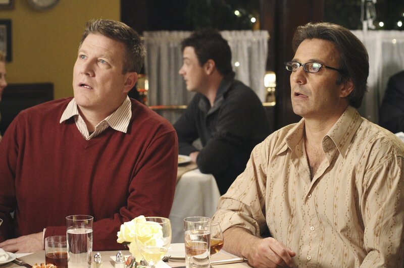 Katherine und Robin wollen auf ihre Freundschaft anstoßen. Es dauert allerdings nicht lange, bis zwei Männer (Eric Lutes, r.) und (Scott Haven, l.) auf sie aufmerksam werden und sie bitten, sich mit ihnen an den Tisch zu setzen. Jedoch scheinen sich die zwei Männer nur für Robin zu interessieren … – Bild: Ron Tom