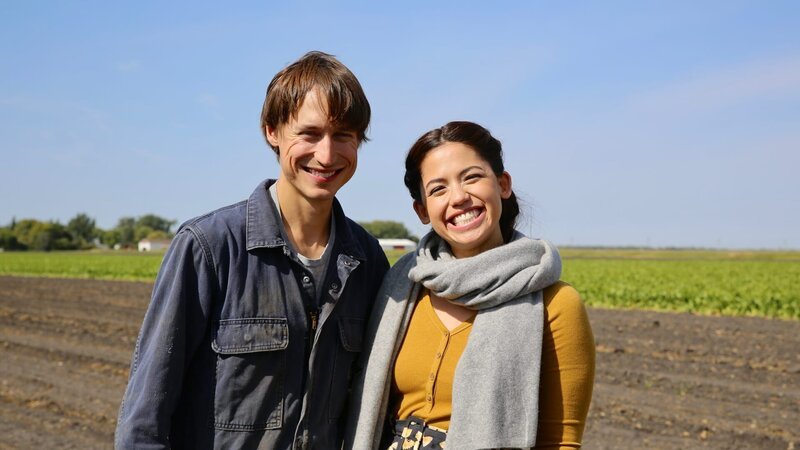 Portrait of Molly Yeh and her husband Nick after eating Juicy Lucys, as seen on Girl Meets Farm, season 7. – Bild: Discovery, Inc.