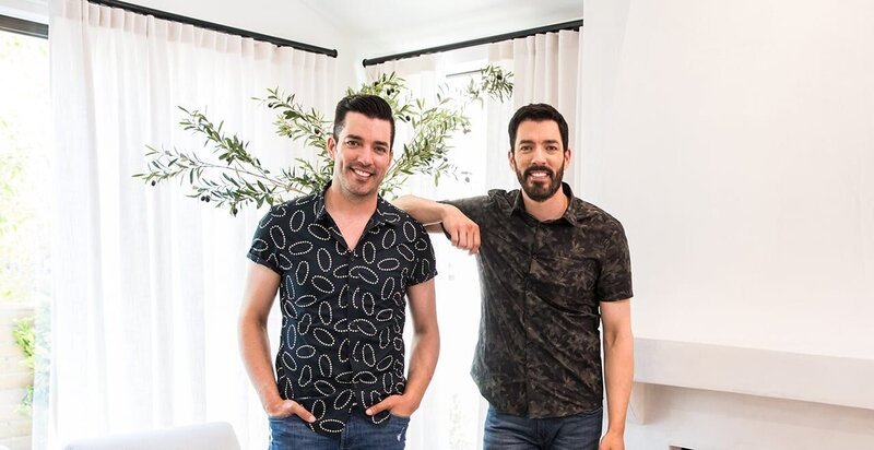 As seen on Celebrity IOU, Property Brothers Drew and Jonathan Scott in Valarie Cearley’s newly remodeled Living Room at her home in Los Angeles, CA. – Bild: TLC (FINN)