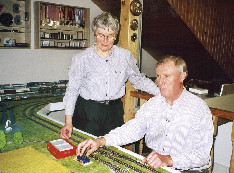 Gerhard und Maria Freyermuth an ihrer HO-Anlage. – Bild: SWR