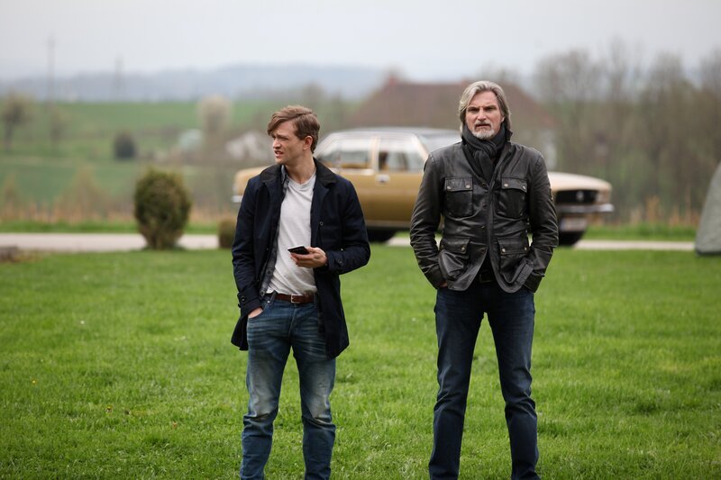 Simon und Carl auf der Suche nach Hinweisen in Enns. (v.l.n.r.: Bezirksinspektor Simon Steininger (Michael Steinocher), Major Carl Ribarski (Stefan Jürgens)). – Bild: Bavaria Media GmbH