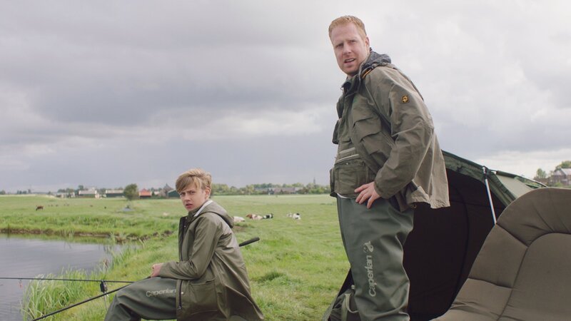 Jan (Ferdi Stofmeel, re.) und Kees (Ole Kroes, li.) sind genervt von Floor. – Bild: „Bild: ND …