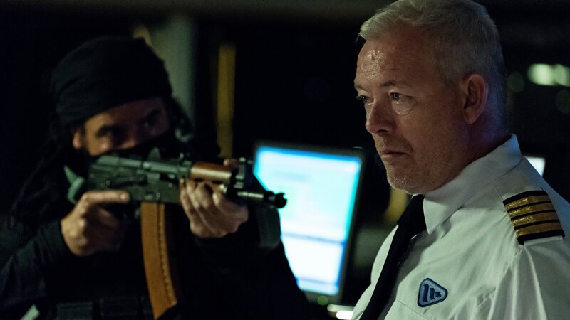 Yusuf (Ola Rapace) zwingt Captain Hvalsø (Søren Malling), an Land zu setzen. – Bild: ZDF und Henrik Petit