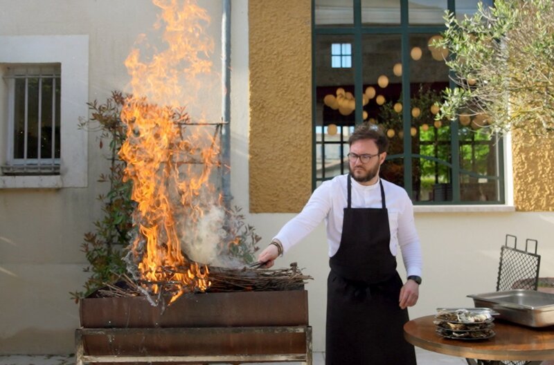 Küchenchef Gabriel Gette, der Erfinder der Levade-Austern, setzt mit dem Gericht lokale Produkte gekonnt in Szene. – Bild: Elephant Doc