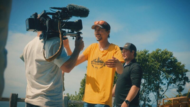 Parker Schnabel (m.) – Bild: Warner Bros. Discovery