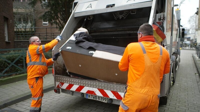 Sperrmüll +++ Die Verwendung des sendungsbezogenen Materials ist nur mit dem Hinweis und Verlinkung auf RTL+ gestattet. +++ – Bild: RTL