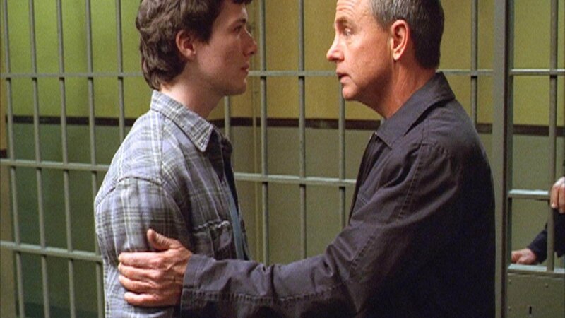 Eric (Jeremy Blackman, l.) steckt in einem Dilemma: Erzählt er der Polizei von seinem Vater Lloyd (David Andrews), wird dieser zum Tode verurteilt. Wenn er schweigt, wird er verhaftet. – Bild: MG RTL D