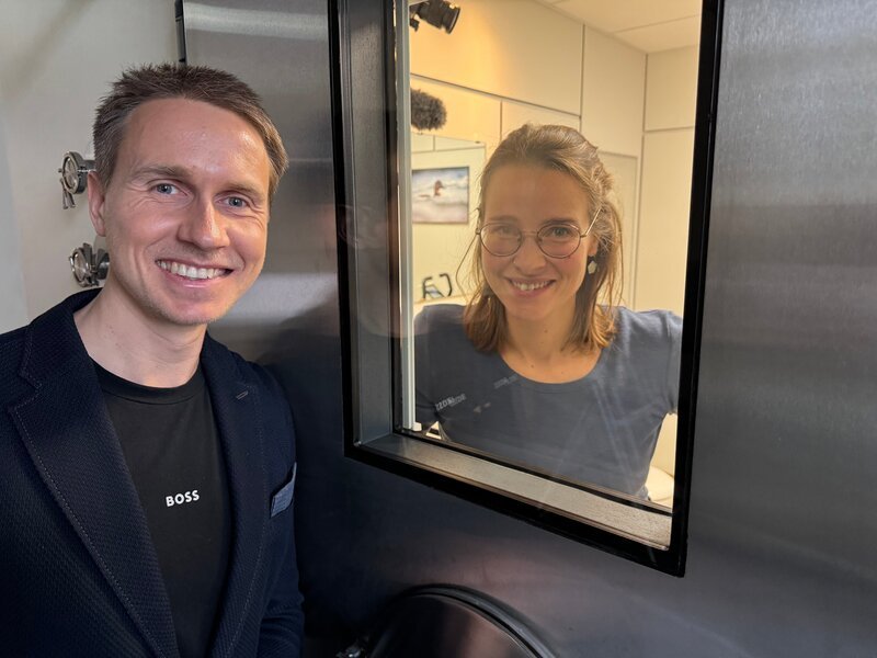 Drinnen Helena Brinkmann, draußen der Mediziner Tim Hollstein: Er weiß genau, wie unterschiedliche Körper Kalorien verbrennen und speichern.  – Bild: Radio Bremen