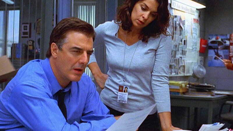 Barek (Annabella Sciorra) und Logan (Chris Noth) entdecken, dass es in der Stadt mehrere Männer mit dem Namen eines Mordopfers gibt. Hat die Mafia den falschen Mann erwischt? – Bild: MG RTL D