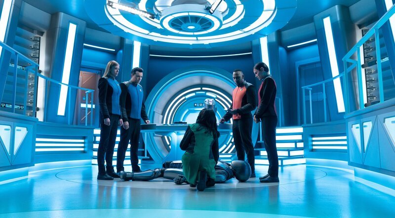 (im Uhrzeigersinn) Commander Kelly Grayson (Adrianne Palicki); Captain Ed Mercer (Seth MacFarlane); Lieutenant Commander John LaMarr (J. Lee); Lieutenant Talla Keyali (Jessica Szohr); Isaac (Mark Jackson); Dr. Claire Finn (Penny Johnson Jerald) – Bild: ORF/​PRO7/​Twentieth Century Fox/​Hulu/​Michael Desmond