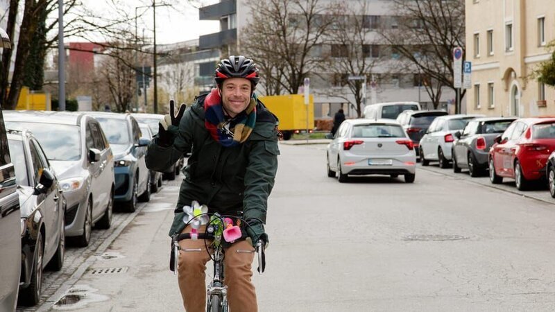 Im Straßenverkehr gibt es ganz schön viele Regeln – Tobi geht auf Entdeckungstour im Verkehr und lernt einige davon kennen. – Bild: BR/​megaherz gmbh/​Fritz Schönegger