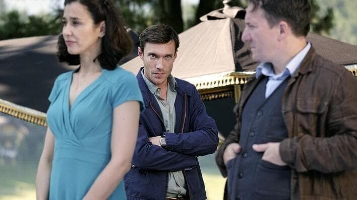 Sascha Friedmann (Christoph Luser, Mitte) beobachtet Willibald Adrian Metzger (Robert Palfrader) und Danjela Djurkovic (Dorka Gryllus) sehr aufmerksam. – Bild: ARD Degeto/​Jacqueline Krause-Bur