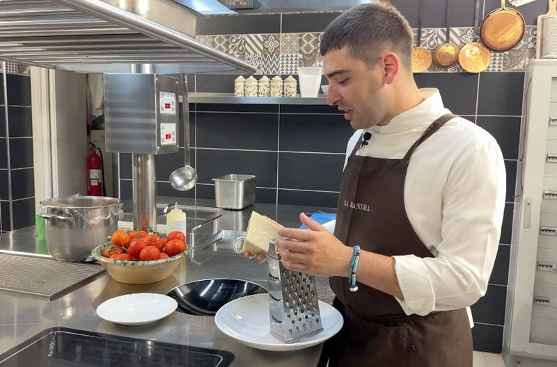 Küchenchef Fabrizio Muroccu bereitet das Traditionsgericht Pane Frattau auf seinem Familienhof zu. – Bild: ARTE F /​ Elephant Doc