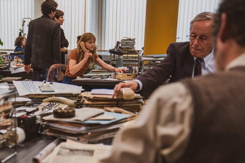 Elisabeth Stöckel (Sinje Irslinger) bei ihrem neuen Job im Großraumbüro des STERN. – Bild: RTS /​ RTL /​ Wolfgang Ennenbach