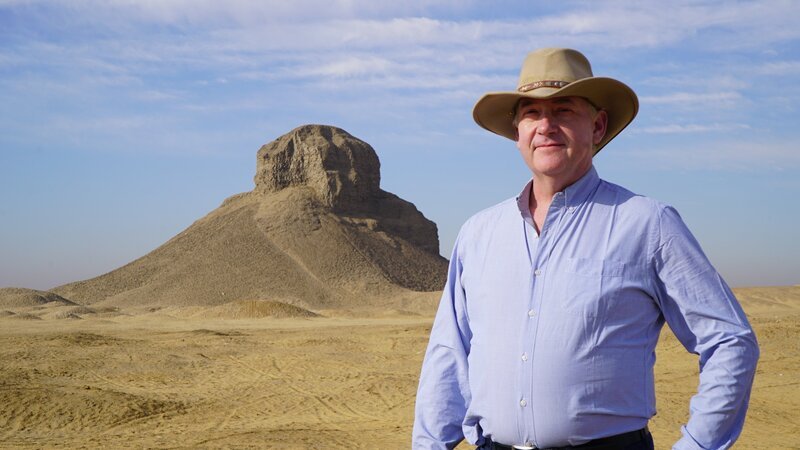 Archäologe Steve Harvey vor der Schwarzen Pyramide in Ägypten (Landschaft). – Bild: Windfall Films