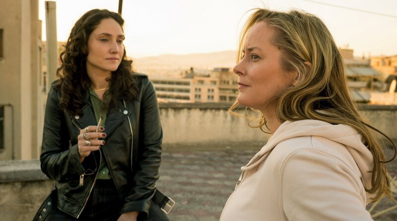 Marlene (Silke Bodenbender, re.) und Eleni (Chara Mata Giannatou, li.) arbeiten zusammen. – Bild: ORF/​ARD Degeto/​Roland Suso Richter