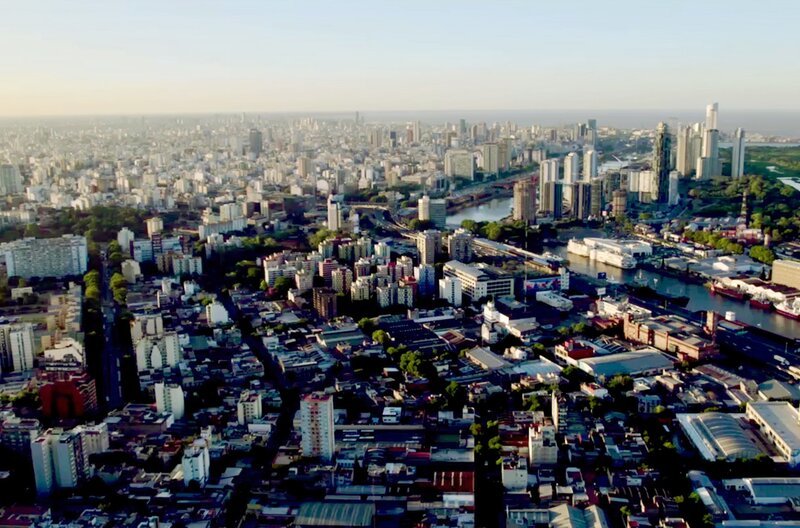 Der Ursprung des Tangos soll im Hafenviertel La Boca liegen. – Bild: Chamäleonfilm GbR