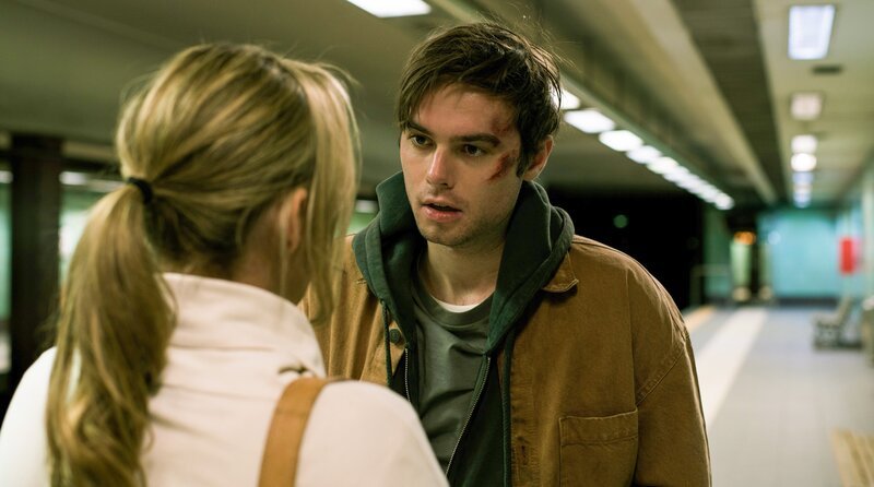  Sie haben nur wenig Zeit: Jakob (Tom Gronau, re.) muss seine Mutter Marlene (Silke Bodenbender, li.) schnell wieder verlassen. – Bild: ORF/​ARD Degeto/​Roland Suso Richter