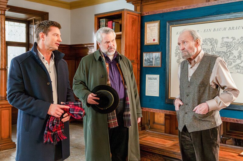 Friedrich Kreitmair (Michael Mendl, r.), der Vater des Opfers, spricht mit den Kommissaren Hansen (Igor Jeftic, l.) und Stadler (Dieter Fischer, M.) über sein Familienunternehmen. – Bild: ORF/​ZDF/​Linda Gschwentner