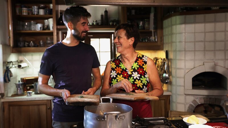 Zu Tisch Triester Karst – Italien Saša Zerjal und Vesna Guštin haben Spass beim Kochen. – Bild: SRF/​Berlin Producers/​Moritz Zschocke