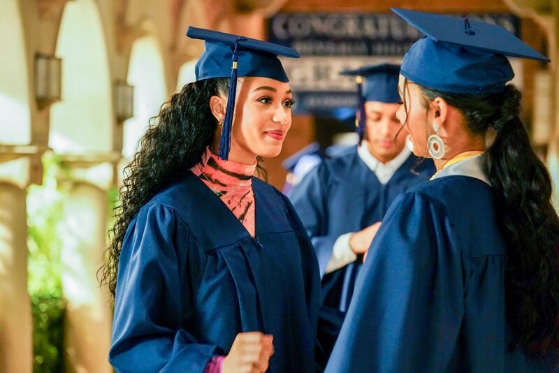 (v.li.): Samantha Logan (Olivia Baker), Greta Onieogou (Layla Keating). – Bild: ORF/​PRO7/​Warner/​The CW/​Troy Harvey