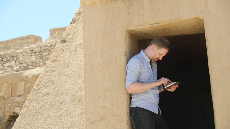 Chris Naunton in der Pyramide von Deir el Medina – Bild: Windfall Films Ltd/​Sam Mortimore