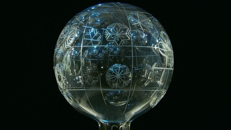 Die Kristallkugel für den Weltcup Gesamtsieg von Annemarie Moser-Pröll in der Saison. – Bild: ORF/​pre tv