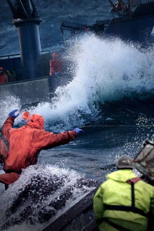 A few waves never scare the crew of Brenna A away from their duties. – Bild: Discovery Communications