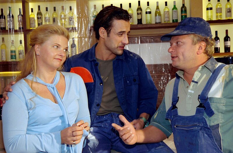 „Dolce Vita & Co.“, „Alles Fassade.“ Unter größter Kraftanstrengung ist es Mario und seiner Crew gelungen, das „Dolce Vita“ zu renovieren. Der Gastraum strahlt in neuem Licht und edlem Dekor. Von außen sieht man den Glanz allerdings nicht – die Hausfassade ist schlicht in skandalösem Zustand. Frau Schwarz, die Hausbesitzerin, weigert sich strikt, irgendwelche Instandsetzungsarbeiten zu veranlassen. Mehr noch: Als Mario die Sache selbst in die Hand nimmt, beauftragt Frau Schwarz einen windigen Advokaten mit einer Räumungsklage gegen Mario. Zu allem Überfluss kehrt auch noch Marios frühere Geliebte Ute nach Wien zurück und versetzt Marios wiedergewonnenes Eheglück in Turbulenzen.Im Bild (v.li.): Ulrike Beimpold (Sandra), Gunther Gillian (Ötschi), Reinhard Nowak (Burli). – Bild: ORF 2