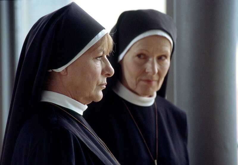 Mutter Oberin (Rosel Zech, r.) stellt Schwester Mechthild (Hannelore Hoger, l.) im Nonnenstift als ihre designierte Nachfolgerin vor. – Bild: ORF/​Kineos/​Barbara Bauriedl