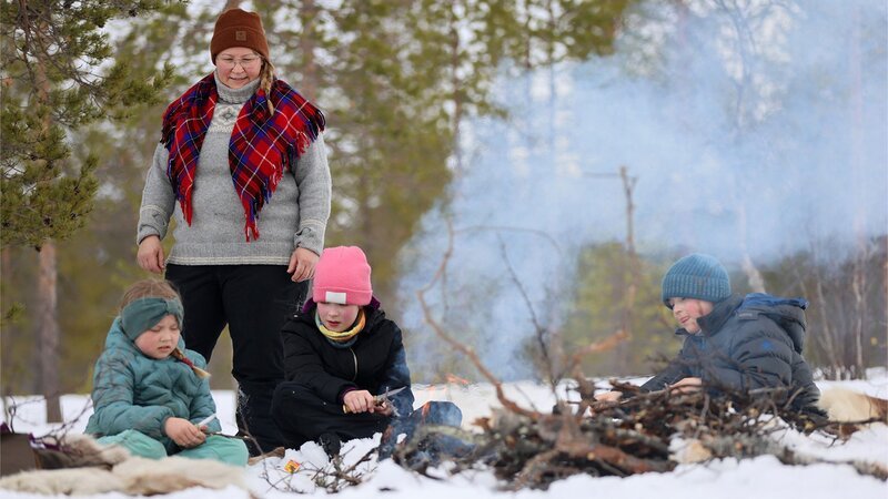 Zu Tisch Trøndelag – Norwegen Mutter und Töchter Danielsen backen Pjalt – Bild: SRF/​Berlin Producers Media/​Gero von Schneider Marientreu