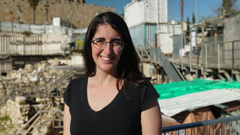 Archäologin Nitsam Shalom bei der Ausgrabungsstätte Giv’ati Parking Lot, Israel (Landschaft) – Bild: Emily Bottoni/​Science Channel /​ Windfall Films Ltd.