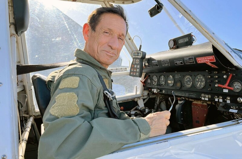 Eduardo Álvarez war Pilot bei der argentinischen Luftwaffe, bevor er seine eigene Flugschule gründete. – Bild: Alexandra Hardorf
