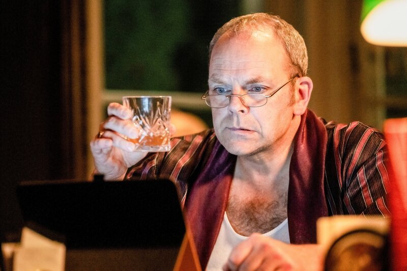Dieter Rosskopf (Andreas Schröders) liest auf seinem Tablett eine Mail bezüglich seines letzten erworbenen Kunstwerks. – Bild: ORF/​ZDF/​Martin Valentin Menke