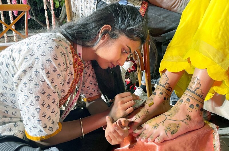 Körperkunst in Indien: Urmila Vaishnav bemalt die Füße der Braut mit Henna. – Bild: SWR/​Alix François Meier
