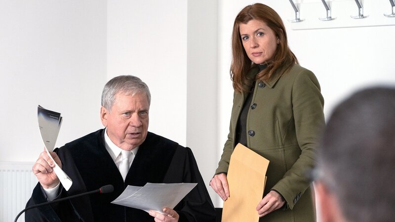 Im Gericht präsentieren die Ermittler das Beweismittel: Rainer Hunold als Bernd Reuther, Fiona Coors als Kerstin Klar – Bild: SRF/​ZDF/​Andrea Enderlein