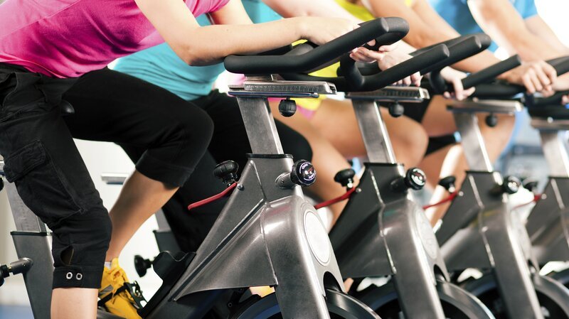 Indoor bycicle cycling in gym – Bild: Discovery