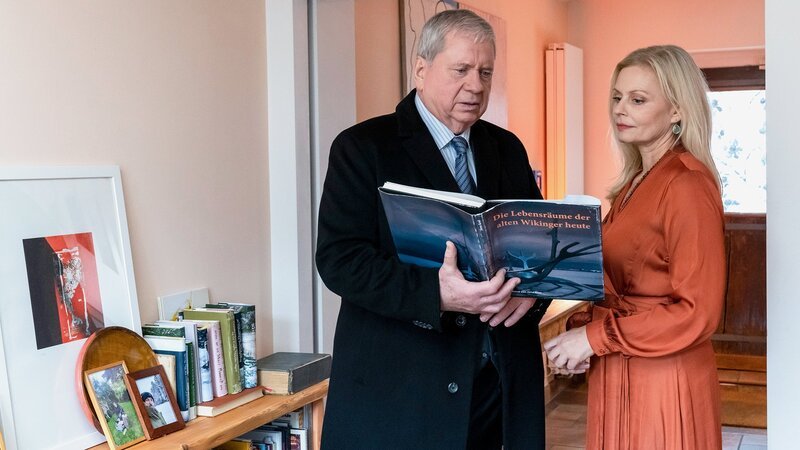 Der Staatsanwalt, das Buch und die Hofbesitzerin: Rainer Hunold als Bernd Reuther, Susanna Simon als Lia Graf – Bild: SRF/​ZDF/​Andrea Enderlein