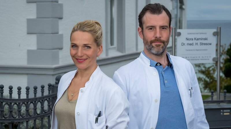 Nora Kaminskis (Tanja Wedhorn) Praxiskollege Hannes Stresow (Benjamin Grüter) plant in die Schweiz zurück zu gehen. – Bild: ZDF und ARD Degeto Film/​Boris Laewen