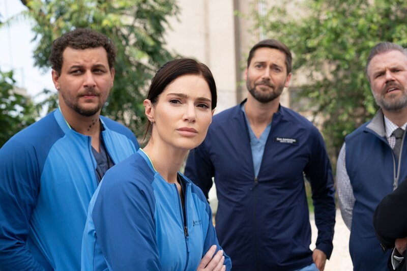 Alejandro Hernandez as Casey Acosta, Janet Montgomery as Dr. Lauren Bloom, Ryan Eggold as Dr. Max Goodwin, Tyler Labine as Dr. Iggy Frome – Bild: ORF/​Universal/​NBC/​Virginia Sherwood