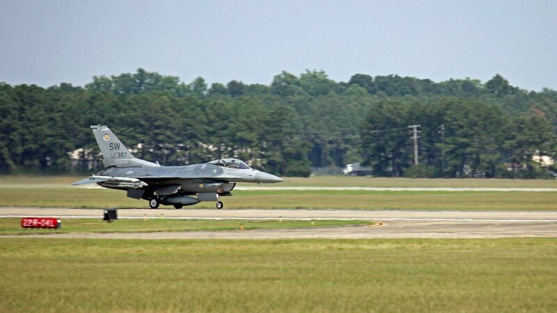 Obwohl die F-16 als Mehrzweckkampfflugzeug eingesetzt wird, entspricht ihre dynamische Form eher einem Jagdflieger. – Bild: Off The Fence B.V.