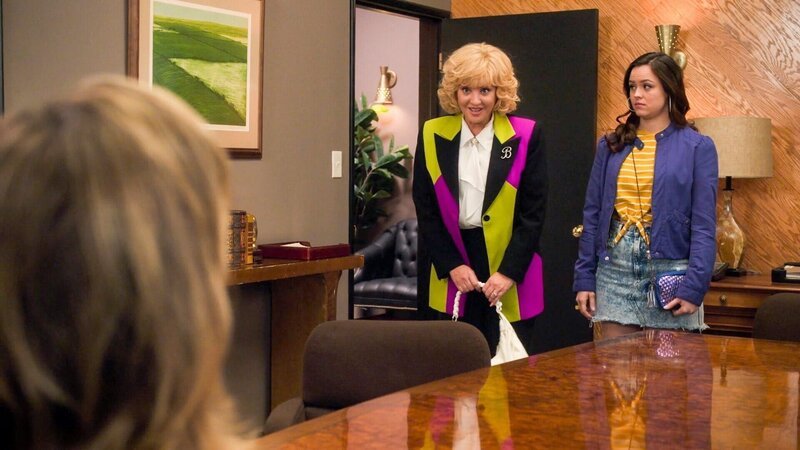 (v.li.): Wendi McLendon-Covey (Beverly Goldberg), Hayley Orrantia (Erica Goldberg). – Bild: ORF/​Sony Pictures/​ABC