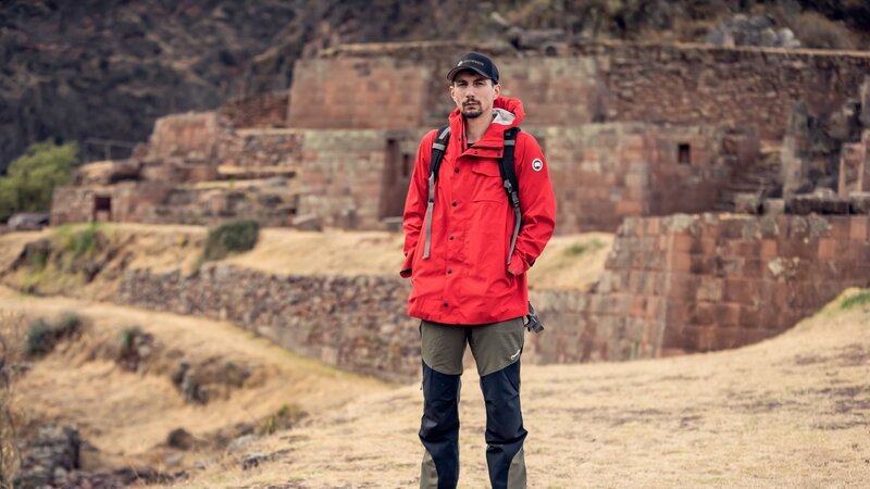 Parker Schnabel on dredge. – Bild: 2023 Warner Bros. Discovery, Inc. or its subsidiaries and affiliates. All rights reserved.