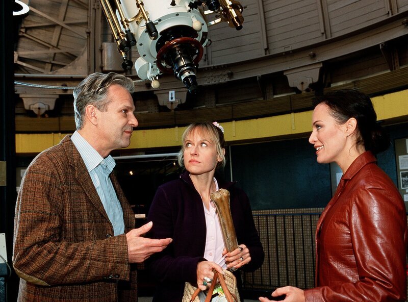 Der Astronom Robert von Reichenbach (Peter Sattmann) weiss noch nicht, ob sein Herz für die attraktive Bankerin Monika (Sonja Kirchberger, re.) oder für die Astrologin Lena (Anica Dobra) schlägt. – Bild: ARD/​Degeto