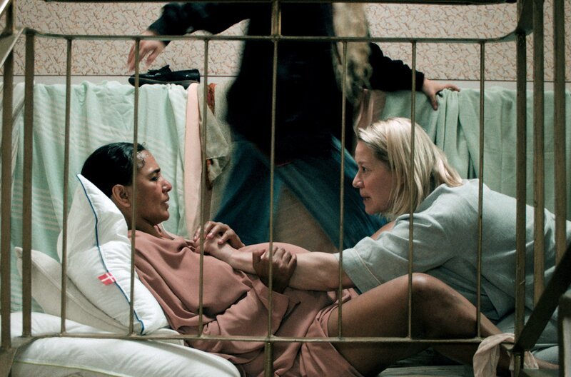 Als bei der hochschwangeren Salima (Raffaella Brizuela Sigurðardóttir, li.) plötzlich die Wehen einsetzen, hilft Ditte (Trine Dyrholm, re.), das Kind im Treppenhaus zur Welt zu bringen. – Bild: Slot Machine