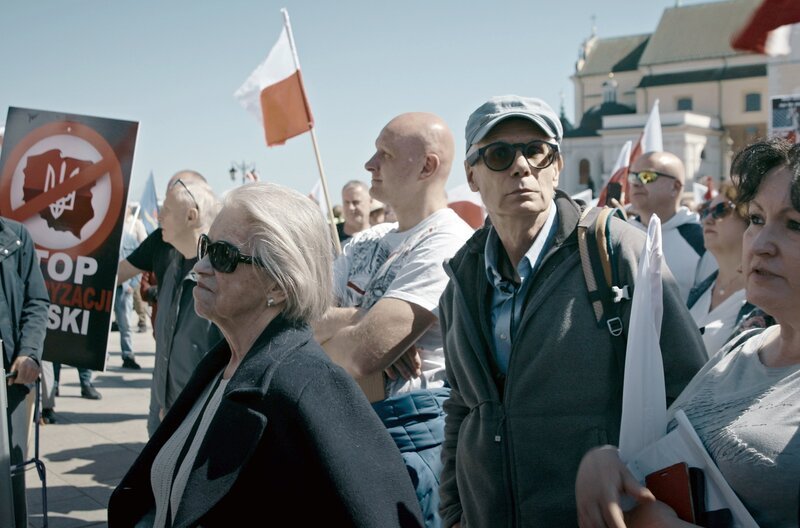 Warschau im Mai 2023: Konrad Szolajski (Mi.) auf einer Demonstration gegen die Ukraine-Politik der polnischen Regierung – Bild: Michal Slusarczyk